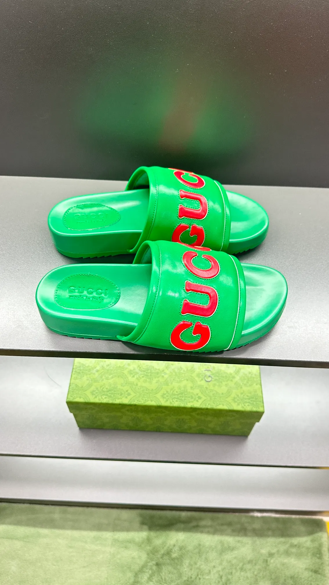 [G Family Couple Style] P: 320💰Female size 36~40 Men's size 39~45, (46. Custom-made GG slippers for men and women. This slipper is made of GG polyester fiber and is decorated with a Gucci label on the front, which adds a striking logo feel to the style. Beige GG recycled polyester fiber, same size for men and women, leather trim